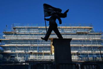 Banksy irrumpe en Londres con una enigm&aacute;tica escultura sobre identidad y nacionalismo
