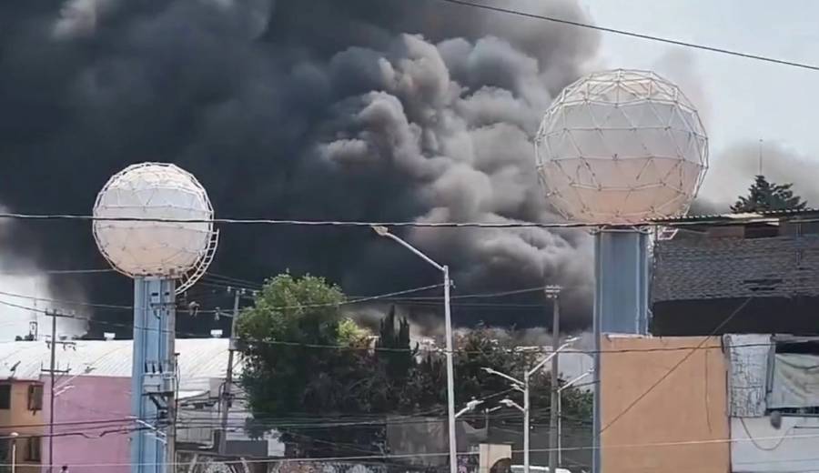 Incendio en bodegas de Tláhuac moviliza a bomberos