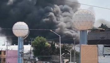 Incendio en bodegas de Tl&aacute;huac moviliza a bomberos