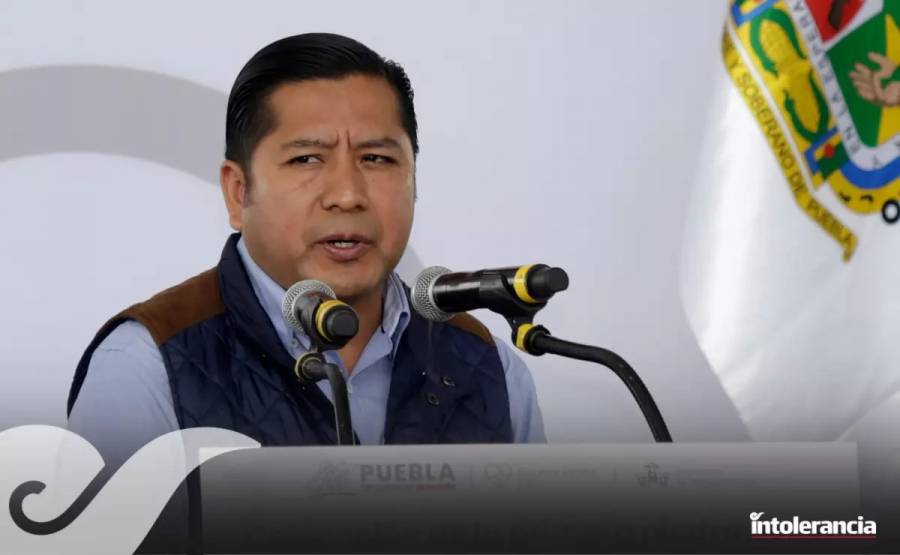 Abucheos a alcalde de Cuautlancingo derivan en agresiones durante evento p&uacute;blico