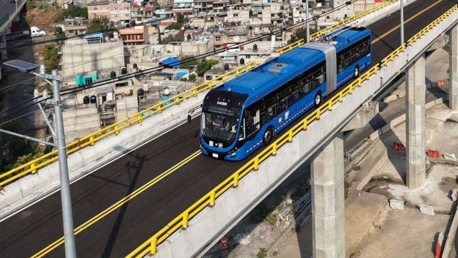 Autoridades revisan el Troleb&uacute;s Elevado en Iztapalapa por reportes de grietas; servicio contin&uacute;a