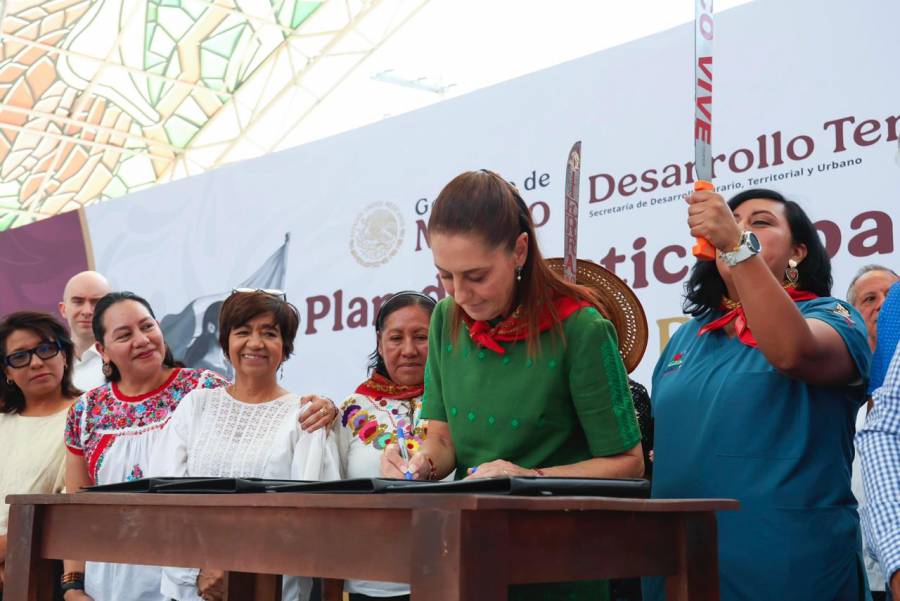 Sheinbaum restituye tierras en Atenco y promete no repetir la represi&oacute;n
