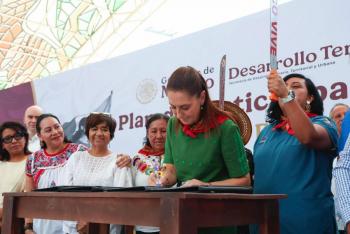 Sheinbaum restituye tierras en Atenco y promete no repetir la represi&oacute;n