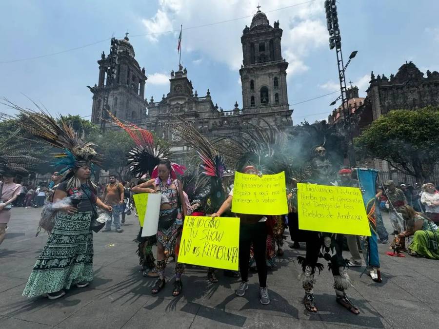 Colectivos indígenas protestan en Catedral contra Isabel Díaz Ayuso y homenaje a Hernán Cortés