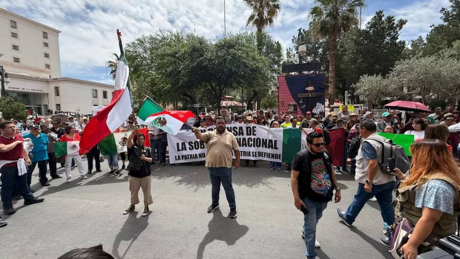 Marchan en Chihuahua para exigir destitución de Maru Campos por participación de agentes extranjeros
