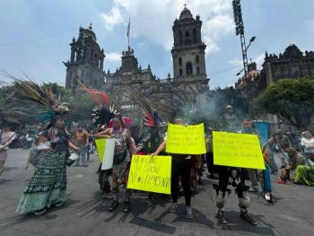 Colectivos ind&iacute;genas protestan en Catedral contra Isabel D&iacute;az Ayuso y homenaje a Hern&aacute;n Cort&eacute;s