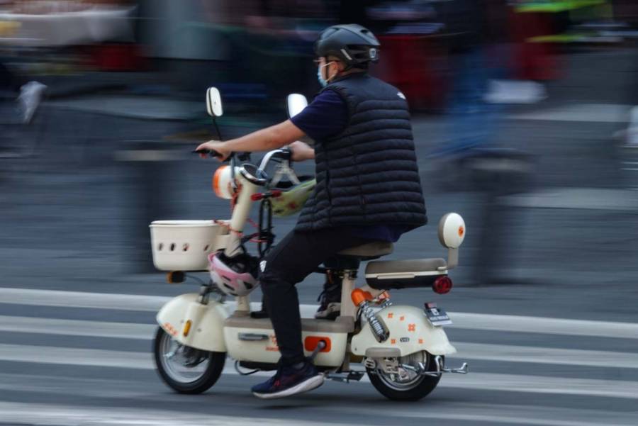 Scooters y bicis el&eacute;ctricas deber&aacute;n registrarse y portar placas desde julio