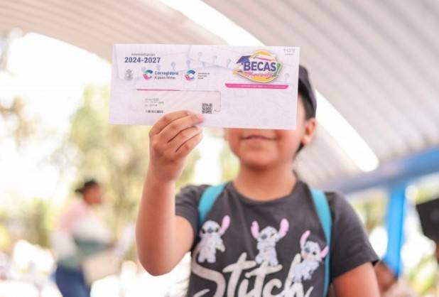 Corregidora inicia entrega de becas municipales a estudiantes
