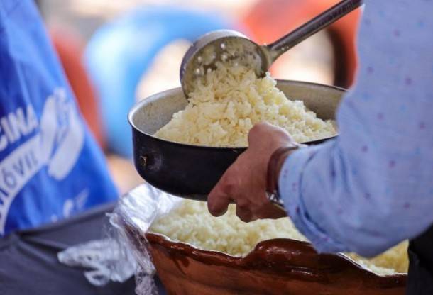 Cocina M&oacute;vil de Corregidora entrega alimentos en Pur&iacute;sima de La Cueva
