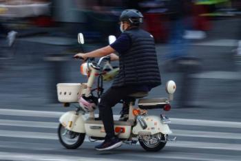 Scooters y bicis el&eacute;ctricas deber&aacute;n registrarse y portar placas desde julio