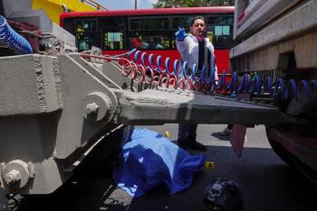 Motociclista pierde la vida tras ser arrollado por cami&oacute;n de carga en Insurgentes Norte