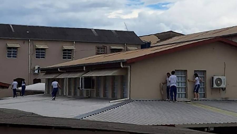 Adolescente abre fuego en escuela en Brasil y deja dos muertos