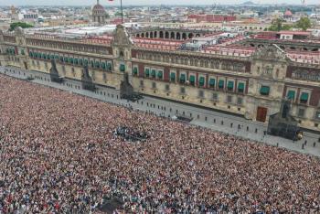 M&aacute;s de 50 mil personas abarrotan el Z&oacute;calo por BTS en CDMX