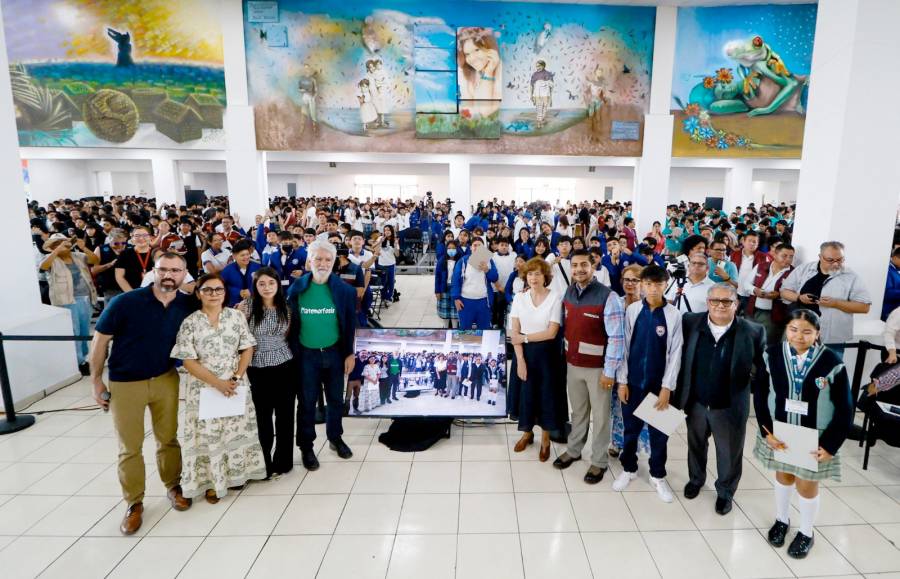 Participan 2 mil estudiantes en clase masiva de matem&aacute;ticas en Nezahualc&oacute;yotl