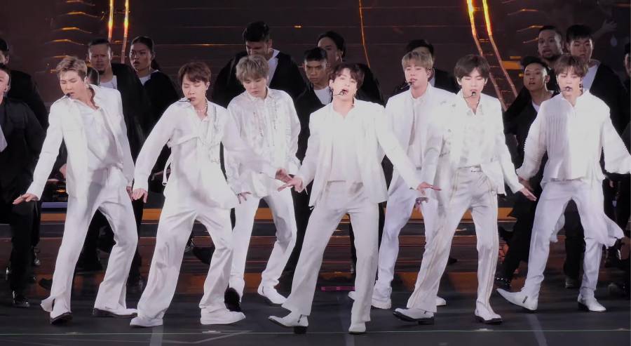 BTS desata euforia entre miles de fans en su regreso a la Ciudad de M&eacute;xico