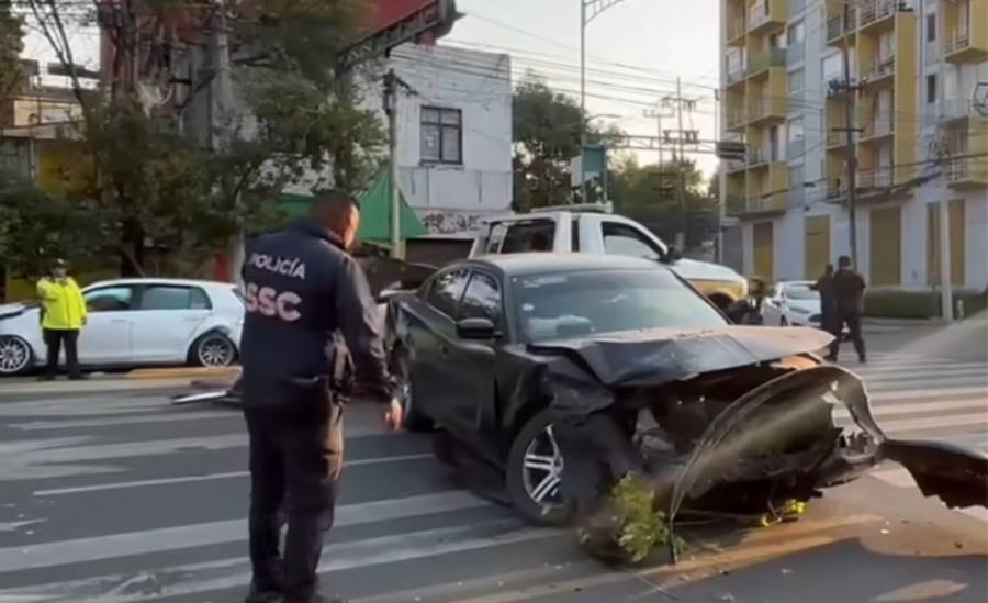 Veh&iacute;culo termina incrustado en negocio tras fuerte accidente vial