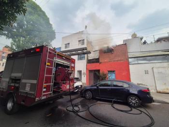 Incendio en vivienda de Tacuba moviliza a cuerpos de emergencia; rescatan a dos perritos