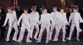 BTS desata euforia entre miles de fans en su regreso a la Ciudad de M&eacute;xico