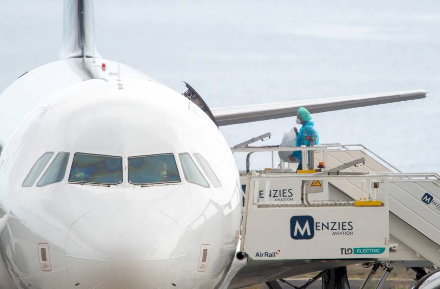 Primer vuelo de evacuaci&oacute;n despega de Canarias tras brote de hantavirus en crucero
