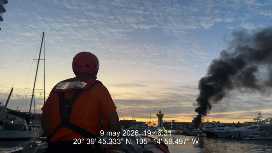 Marina colabora en control de incendio de embarcaci&oacute;n en muelle de Puerto Vallarta