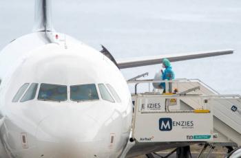 Primer vuelo de evacuaci&oacute;n despega de Canarias tras brote de hantavirus en crucero