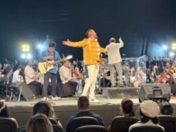 Concierto 'Beatles And Queen Sinf&oacute;nico' re&uacute;ne a 2 mil 600 personas en Acapulco