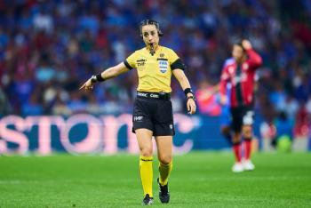 Katia Itzel Garc&iacute;a, del arbitraje al modelaje rumbo al Mundial 2026