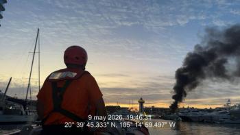 Marina colabora en control de incendio de embarcaci&oacute;n en muelle de Puerto Vallarta