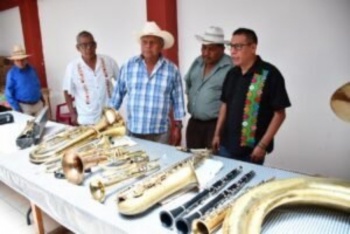 Gobierno de Guerrero entrega instrumentos musicales reparados a comunidad ind&iacute;gena de la Monta&ntilde;a