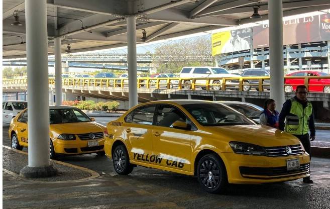 A un mes del Mundial permisionarios del AICM exigen al Gobierno frenar apoyo a taxis de aplicaci&oacute;n; advierten movilizaciones