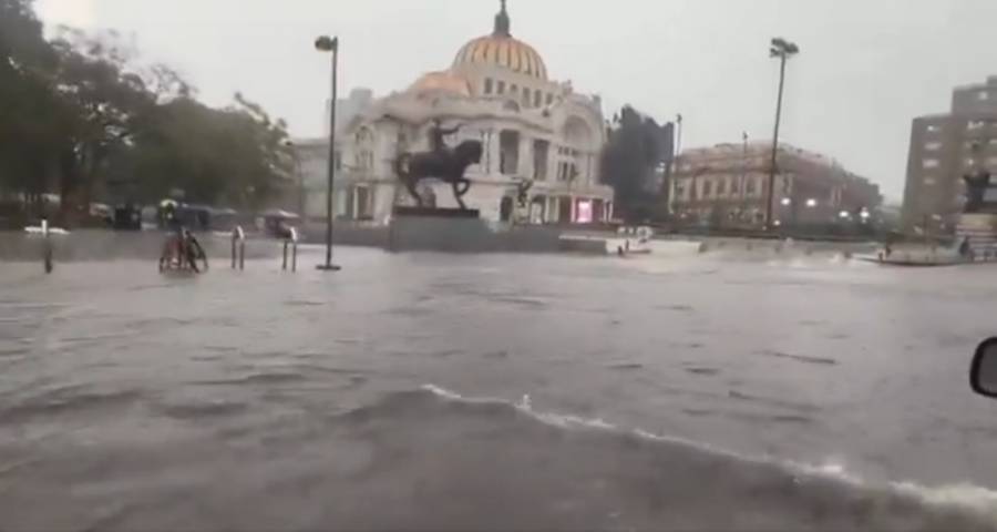 Avenida Juárez frente a Bellas Artes se convierte en río por fuertes lluvias en CDMX