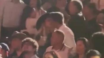 Esc&aacute;ndalo en Feria de Puebla: video exhibe beso entre funcionarios de Bienestar