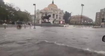 Avenida Ju&aacute;rez frente a Bellas Artes se convierte en r&iacute;o por fuertes lluvias en CDMX