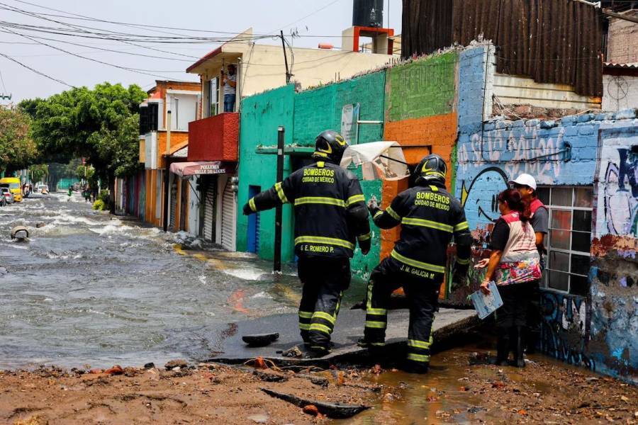 Megafuga de agua provoca inundaciones en Iztapalapa