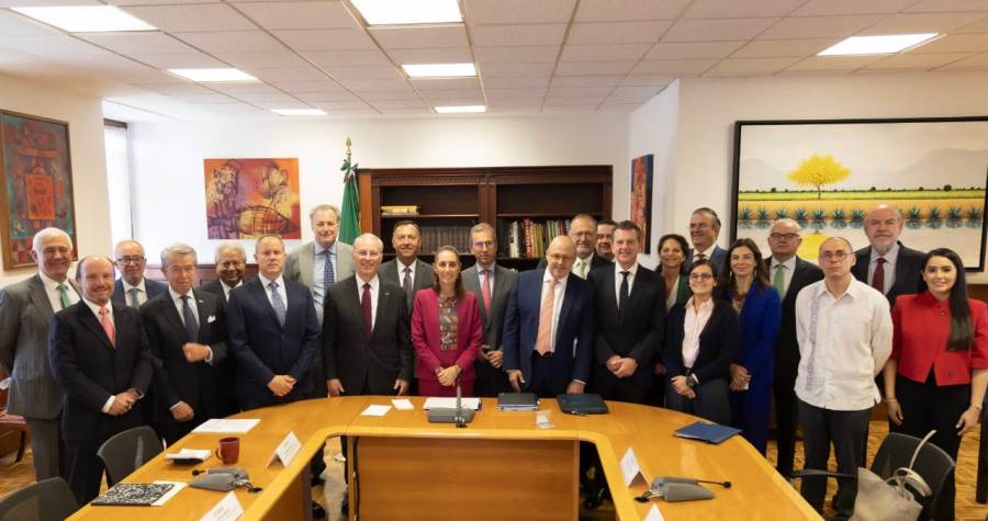 Presidenta se reúne con empresarios; destaca perspectivas positivas para la economía