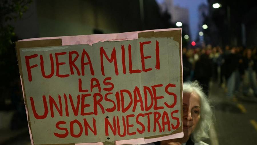 Miles de argentinos marchan contra recortes de Milei a  universidades