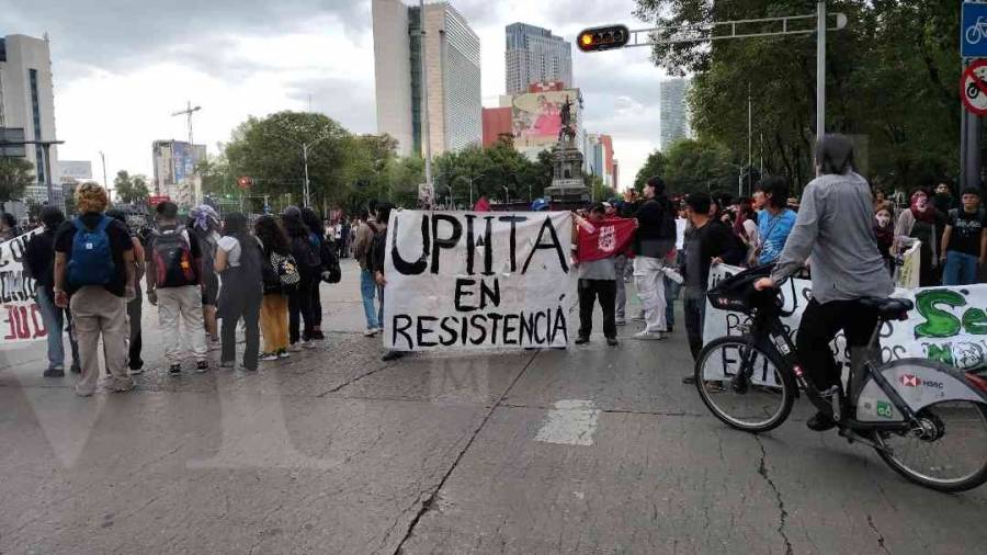 Estudiantes del IPN protestan frente a Segob y rechazan diálogo por comisión