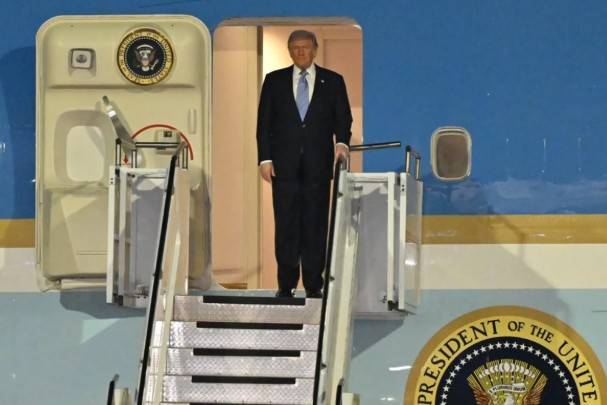 Donald Trump llega a China en su primera visita en casi una d&eacute;cada