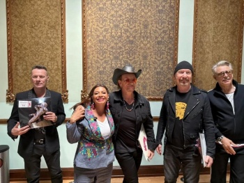Clara Brugada recibe a U2 en el Centro Hist&oacute;rico de la CDMX