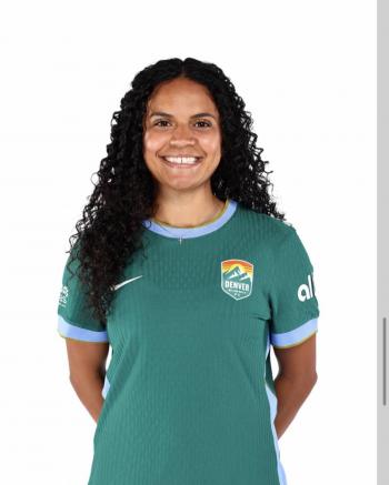 “Mientras la atenci&oacute;n est&aacute; en el Mundial masculino, ella est&aacute; transformando el f&uacute;tbol en Denver: Lourdes Bosch’