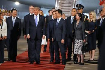 Trump inicia visita a China acompa&ntilde;ado de Elon Musk y Jensen Huang