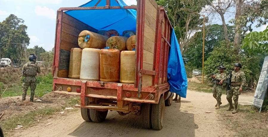 Aseguran hidrocarburo y detienen a dos personas en operativo naval en Suchiate