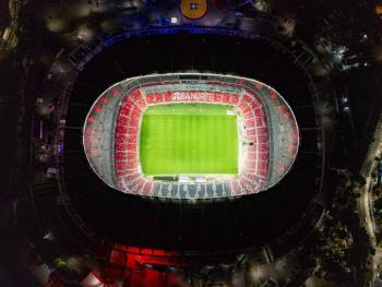 Due&ntilde;os de palcos del Estadio Azteca ganan fallo contra restricciones de FIFA y Ollamani