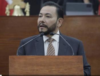 H&eacute;ctor Serrano rechaza se&ntilde;alamientos y acusa preguntas insidiosas en conferencia matutina
