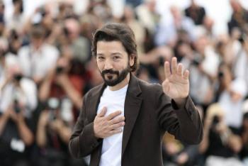 Diego Luna presenta en Cannes una historia de migrantes en clave femenina