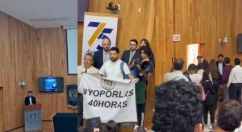 Estudiantes de la UNAM expulsan a Marath Bola&ntilde;os durante conferencia