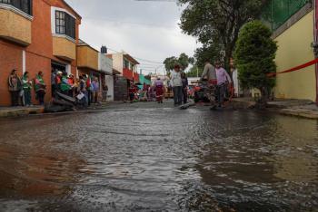 Vecinos de Iztapalapa enfrentan desabasto tras megafuga de agua
