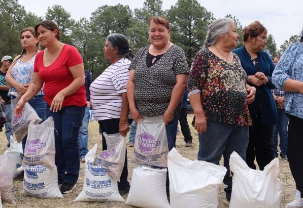 Gobierno de Chihuahua entrega apoyos alimentarios y productivos en comunidad ind&iacute;gena de Madera