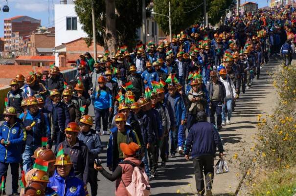 Protestas en Bolivia paralizan La Paz y suman pedidos de renuncia contra Rodrigo Paz