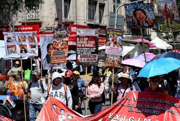 Maestros amenazan con protestas durante arranque del Mundial